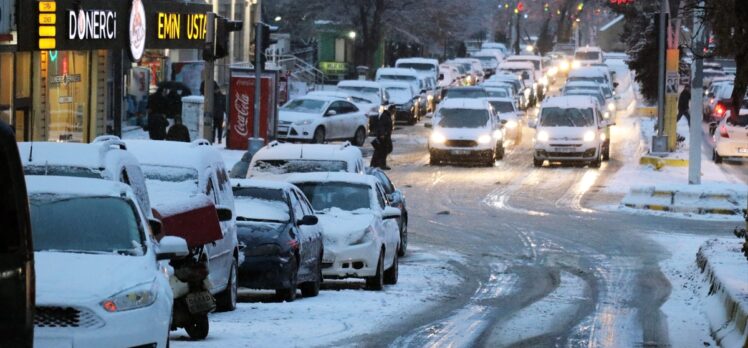 Kars'ı Iğdır ile Ardahan'a bağlayan kara yolları kar ve tipi nedeniyle tır trafiğine kapatıldı