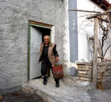 Aksaray'da tek başına yaşadığı köyde kışın zorluklarına rağmen mutlu olmasını biliyor