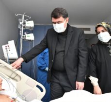 Ankara Valisi Şahin, sahipsiz köpeklerin saldırdığı Tunahan Yılmaz'ı ziyaret etti
