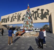 Bağdat'ta yılbaşı ağacına “kefenli çocuk maketleri” yerleştirildi
