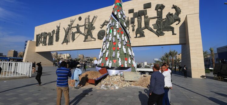 Bağdat'ta yılbaşı ağacına “kefenli çocuk maketleri” yerleştirildi