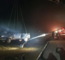 Balıkesir'de köprüden aşağı devrilen otomobildeki 2 kişi öldü, 1 kişi yaralandı