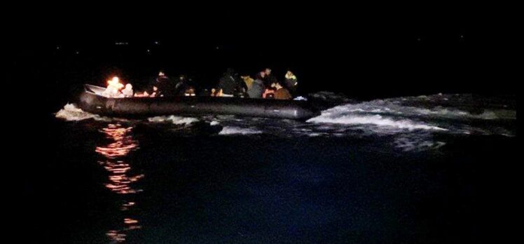 Balıkesir'de lastik botlardaki 80 düzensiz göçmen yakalandı