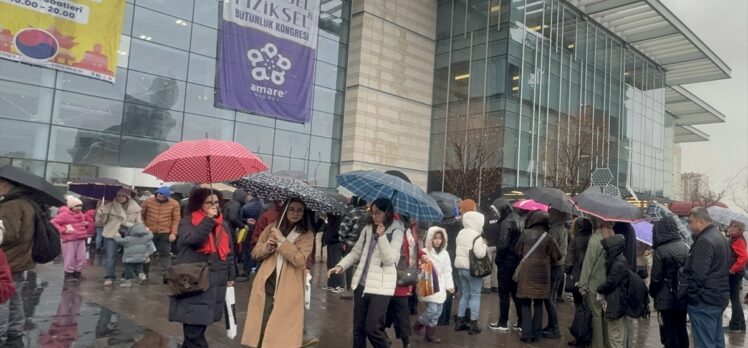 Başkentte yağışa rağmen 19. Ankara Kitap Fuarı'nda ziyaretçi yoğunluğu