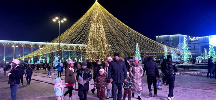 Bişkek'in Ala-Too Meydanı yeni yıl için çam ağaçları ve ışıklarla süslendi