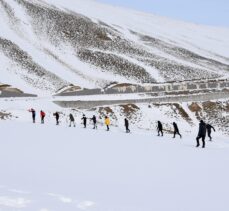 Bitlis'te kayakçılar karla kaplı parkurda antrenmanlara başladı