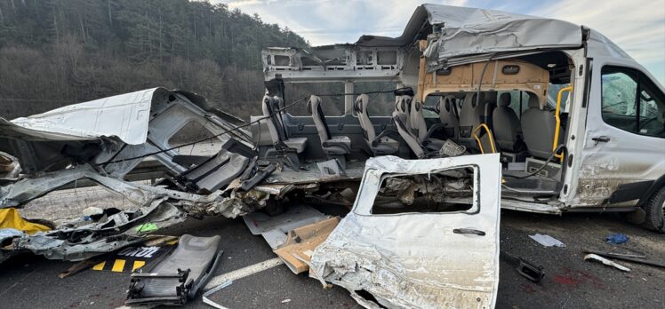 Bolu'da kamyon ile minibüsün çarpıştığı kazada 1 kişi öldü, 4 kişi yaralandı