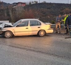 Burdur'da bariyere çarpan otomobildeki 3 kişi yaralandı