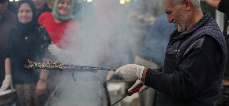Bursa'da düzenlenen “Karadeniz Hamsi Festivali”nde bir ton balık dağıtıldı