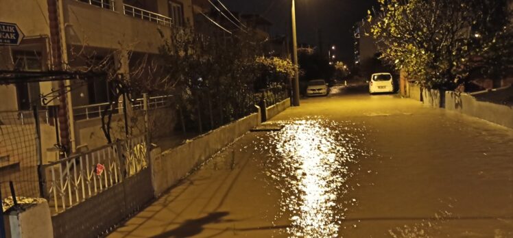 Çanakkale'de sağanak nedeniyle Çardak beldesinde bazı mahalleleri su bastı