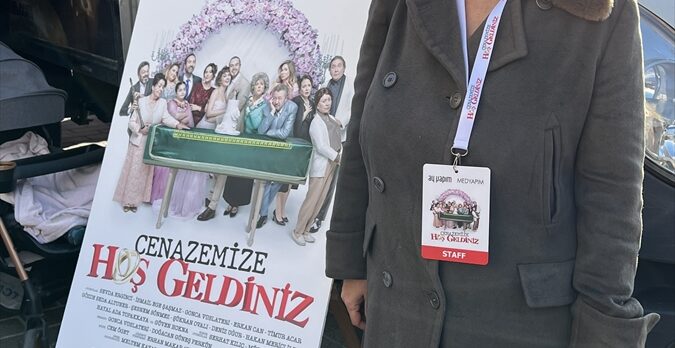 “Cenazemize Hoş Geldiniz” filminin ekibi Eminönü'nde tavuklu pilav ile lokma dağıttı