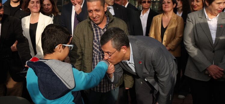 CHP Genel Başkanı Özel, Antalya'da engellilerle bir araya geldi: