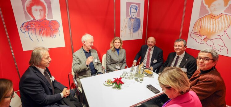 CHP Genel Başkanı Özel, Berlin’de eski Avrupa Parlamentosu Başkanı Schulz ile görüştü