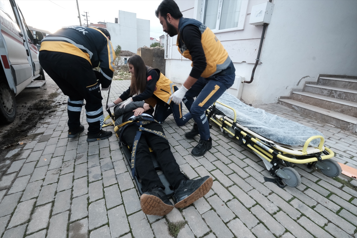 Depremzede sağlık çalışanı çift aynı ambulansta birbirlerine güç veriyor