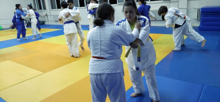 Down sendromlu milli judocu Bengi Aleyna, şampiyonluk hayaliyle çalışıyor: