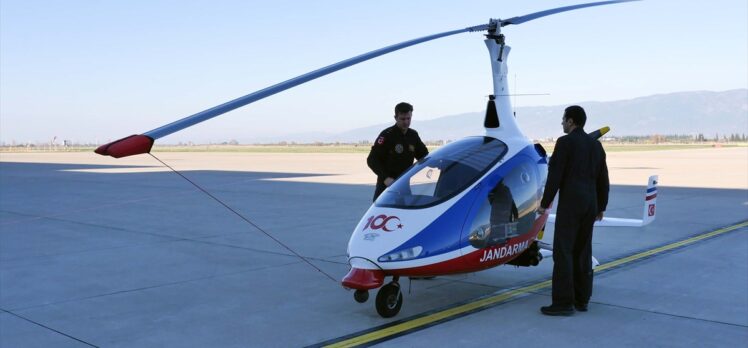 Edremit Körfezi'ndeki zeytinliklerin güvenliği için jandarma ekipleri cayrokopterle devriye geziyor