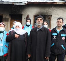 Erciş'te “Vefa” ekibi, yardım isteyen yaşlı çiftin ineğini sağdı