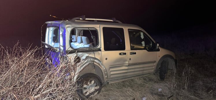 Erzincan'da yoldan çıkan kamyonetin camından düşen kadın hayatını kaybetti