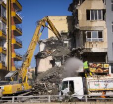Hatay İskenderun'da depremde ağır hasar alan binaların yıkımı sürüyor
