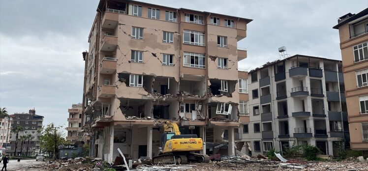 Hatay'da depremlerde ağır hasar alan 4 bina kontrollü yıkıldı