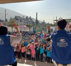 Hatay'da gönüllü gençlerden depremzede çocuklara moral etkinliği