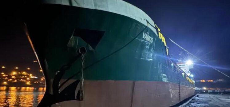 İnebolu'da karaya oturan gemi kurtarıldı