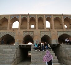 İsfahan'daki tarihi köprü akmayan nehre rağmen ziyaretçilerini ağırlamaya devam ediyor