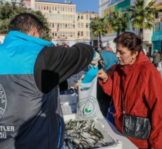 İstanbul'da kayıt dışı avlandığı için el konulan 3 ton balık vatandaşlara dağıtıldı