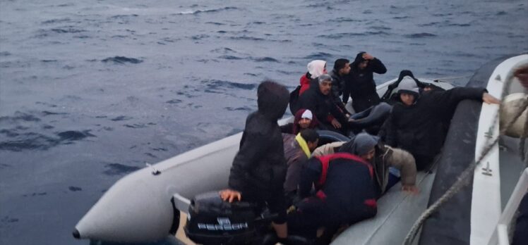 İzmir açıklarında 18 düzensiz göçmen kurtarıldı