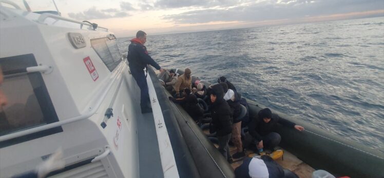 İzmir açıklarında 82 düzensiz göçmen kurtarıldı