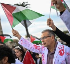 İzmir'de doktorlar Gazze için sessiz yürüyüş gerçekleştirdi