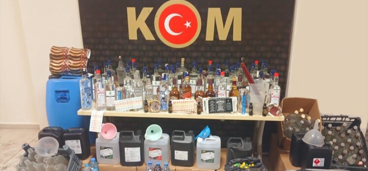 İzmir'de sahte içki ve kaçak sigara operasyonlarında 70 kişi yakalandı