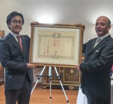 Japon Kültür ve Enformasyon Merkezi Kurucusu Muharrem Demirci'ye Japonya'nın İstanbul Başkonsolosluğu tarafından nişan verildi