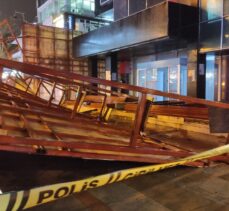 Kadıköy'de bina önündeki güvenlik paneli şiddetli rüzgardan  devrildi