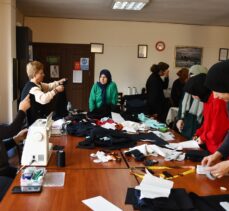 Karabük'te kursiyerler Filistinli çocuklar için 1000 eşofman takımı dikti