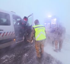 Kars'ta Hanlar Geçidi'nde 3 aracın karıştığı kazada 17 kişi yaralandı