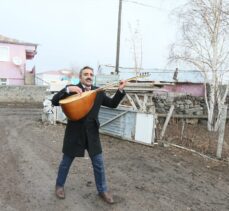 Kars'ta muhtar adayı halk ozanı ev ev gezerek sazlı sözlü oy istiyor