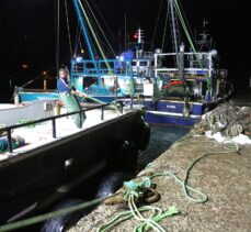 Kastamonu'da çevreci balıkçılar ağlarına takılan çöpü kıyıya çıkarıyor