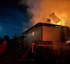 Kastamonu'da çıkan yangında 2 katlı ev ile otomobil zarar gördü