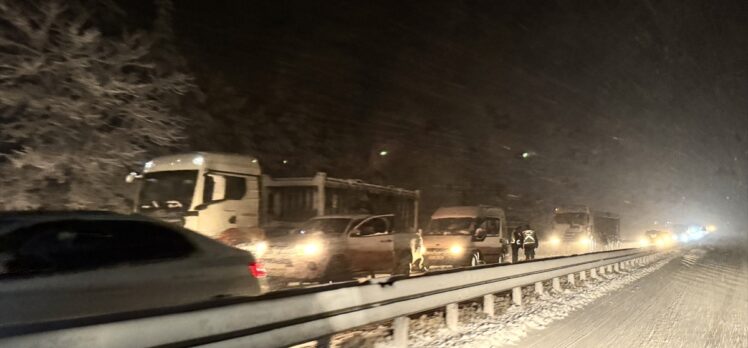 Kastamonu'da kar yağışı nedeniyle araçlar yolda kaldı