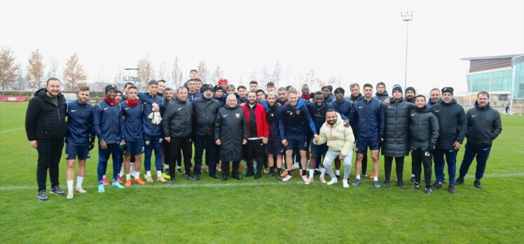 Kayseri Büyükşehir Belediye Başkanı Memduh Büyükkılıç, Kayserispor Kulübünü ziyaret etti