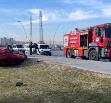 Kayseri'de devrilen otomobilin alev aldığı kazada 2 kişi yanarak yaralandı