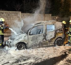Kayseri'de seyir halindeyken alev alan hafif ticari araç yandı