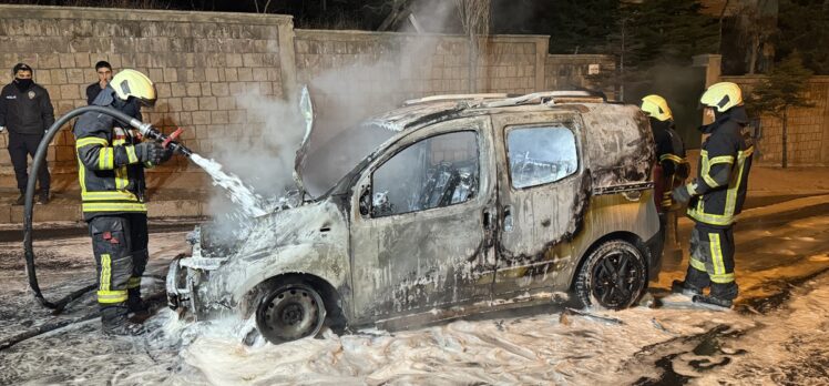 Kayseri'de seyir halindeyken alev alan hafif ticari araç yandı