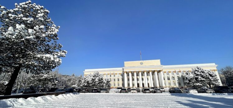 Kırgızistan'da dondurucu soğuklar nedeniyle yüz yüze eğitime ara verildi