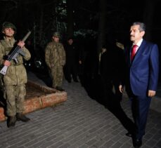Kırklareli Valisi Ekici, yeni yıla Bulgaristan sınırında nöbet tutan Mehmetçik'le girdi