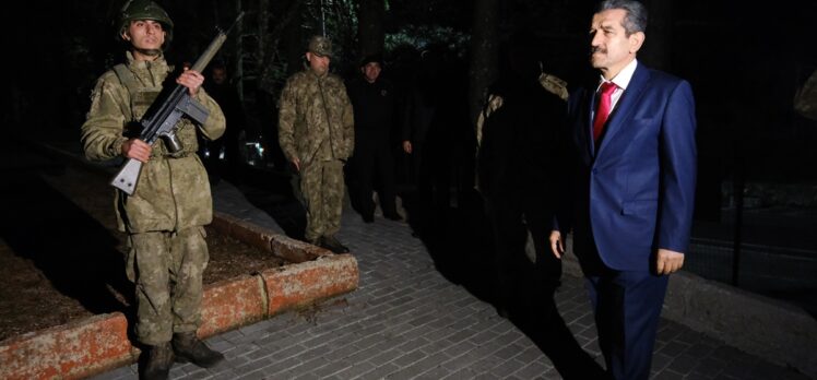 Kırklareli Valisi Ekici, yeni yıla Bulgaristan sınırında nöbet tutan Mehmetçik'le girdi