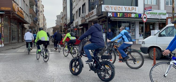Kırklareli'nde görme engelliler kılavuz sürücü eşliğinde bisiklet sürdü