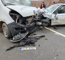 Kırklareli'nde yolcu minibüsü ile otomobilin çarpıştığı kazada 9 kişi yaralandı