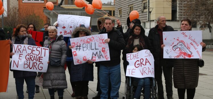 Kosova'nın başkenti Priştine’de “Kadın cinayetlerini durdurun” yürüyüşü düzenlendi